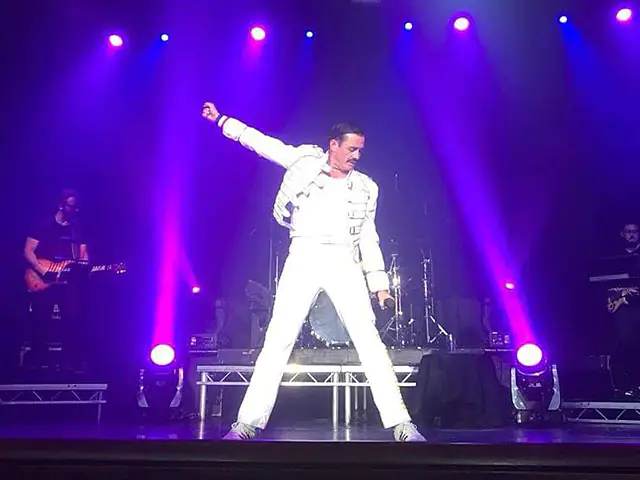 Dean Richardson as Freddie Mercury rewind spain 4