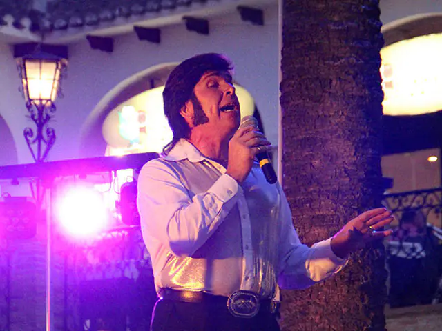 Scott Dee as Engelbert Humperdink rewind spain 5